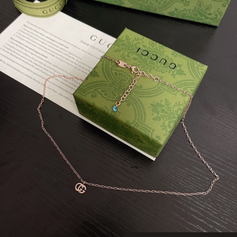 G*u*i necklaces